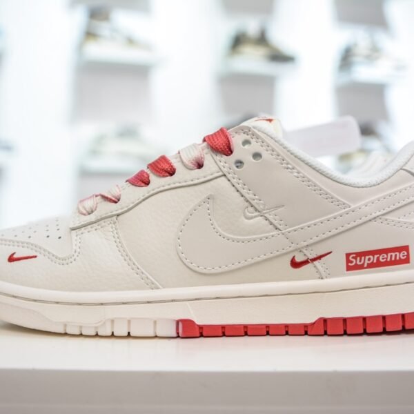 NK Dunk Low Supreme - Sneakers