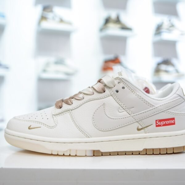 NK SB Dunk Low x Supreme - Sneakers
