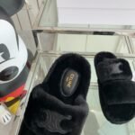 CEL Triomphe Furry Slides Black – Slide