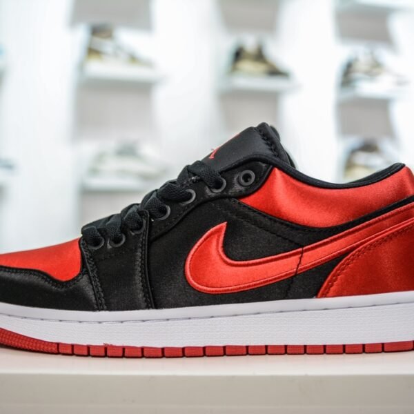 NK Air Jordan 1 Low Satin Bred - Sneakers