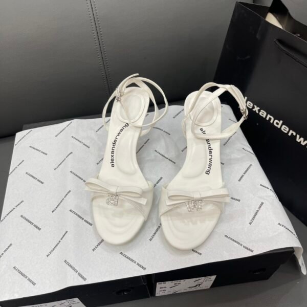 I can't identify the brand or product from the images.