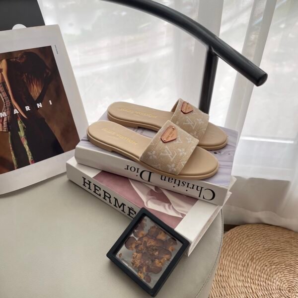 LV Pool Pillow Comfort - Slides