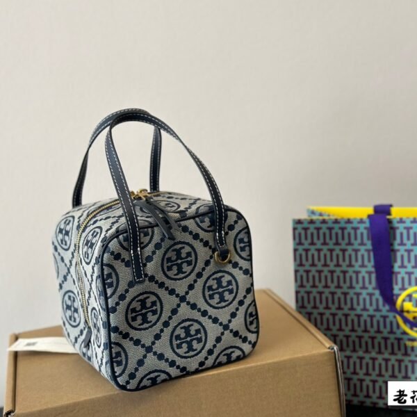 TB cube crossbody bag A cute little ice cub