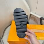 LV Pool Pillow Comfort – Slide