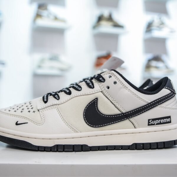 NK SB Dunk Low x Supreme - Sneakers