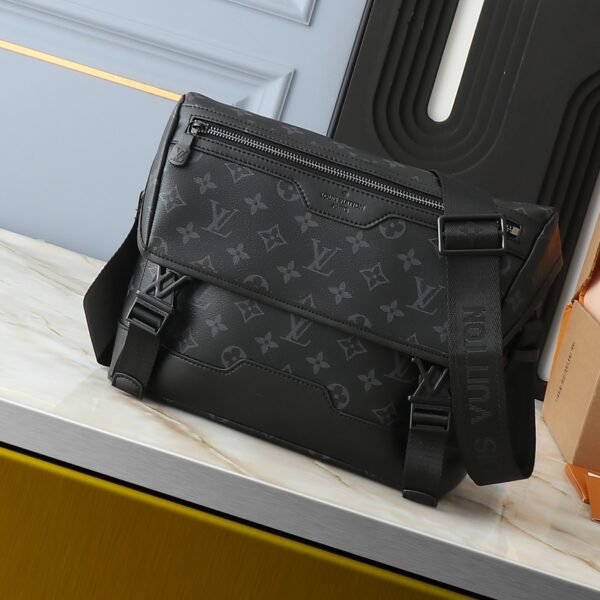 LV Voyager Messenger - Bag