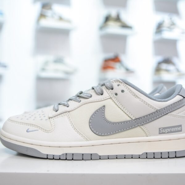 NK SB Dunk Low x Supreme - Sneakers