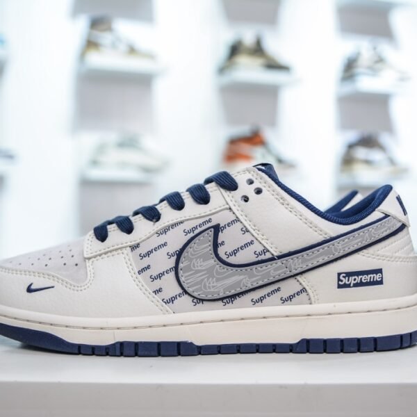 NK SB Dunk Low x Supreme - Sneakers