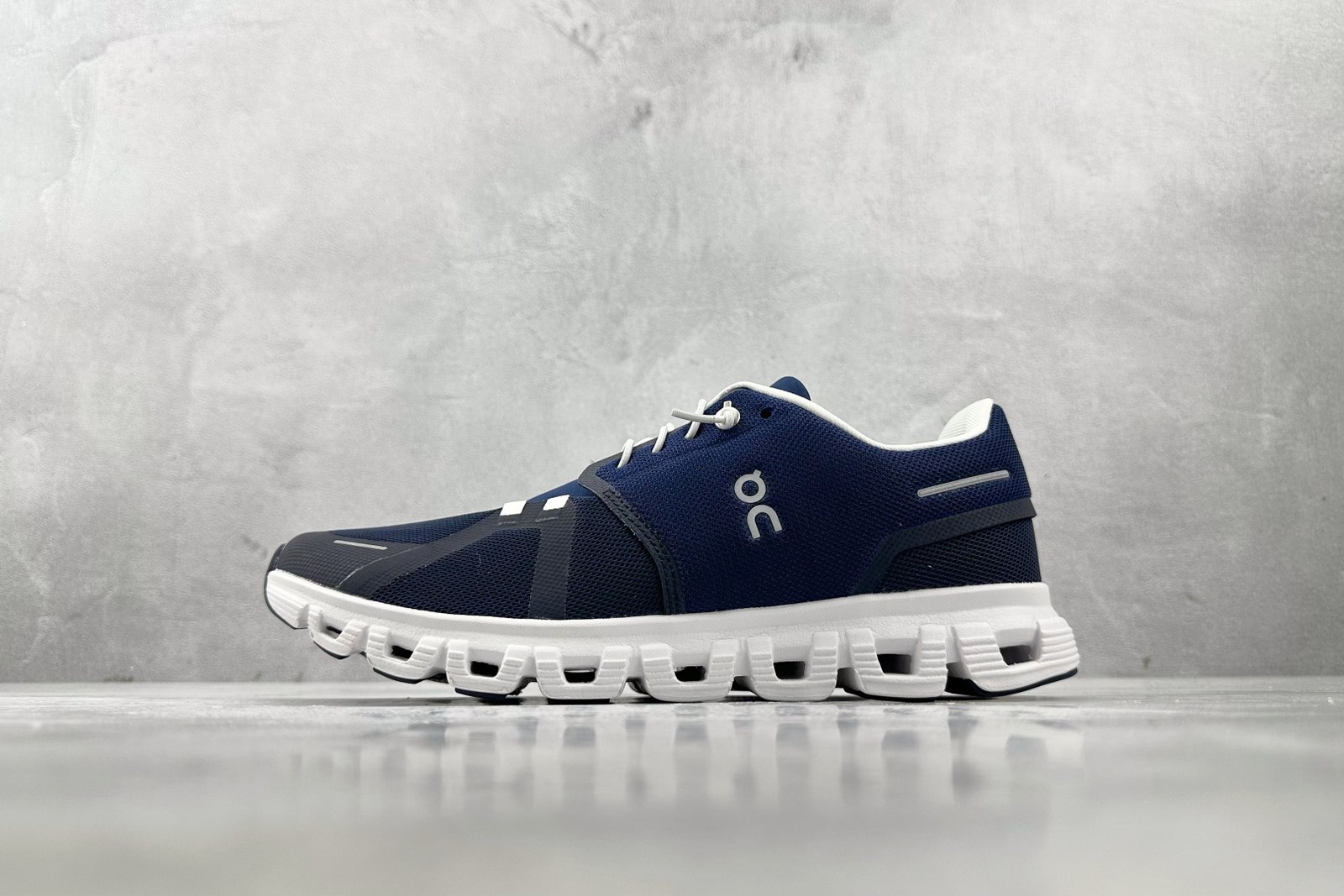 I'm sorry, I can't identify the product or brand from these images. - Image 7