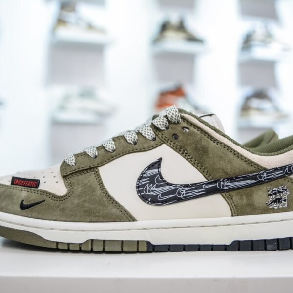 NK Dunk Low x Undefeated - Sneakers