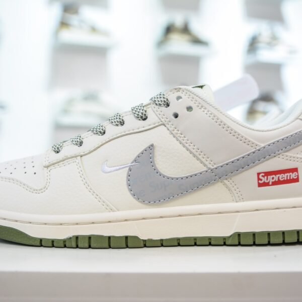 ```NK SB Dunk Low Supreme - Sneakers```