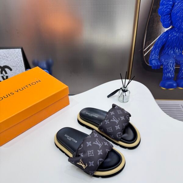 LV Pool Pillow Comfort - Slides