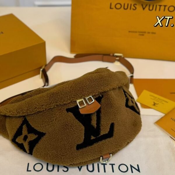 LV Discovery Bumbag Shearling - Bag