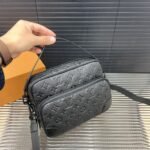 LV Outdoor Messenger Monogram Shadow – Borsa