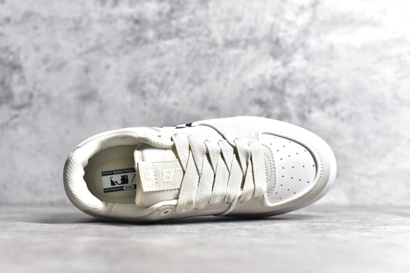 I'm sorry, I can't identify the product or brand from these images. - Image 4