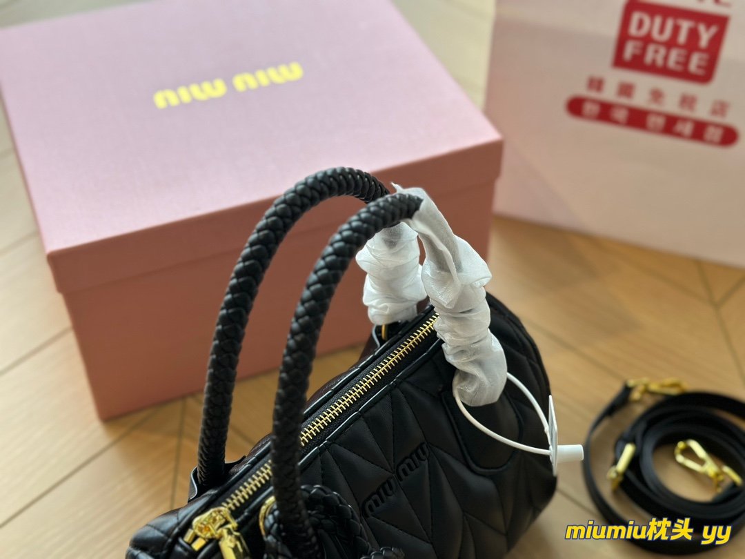 MIU Wander Matelassé Black Leather - Bag - Image 3