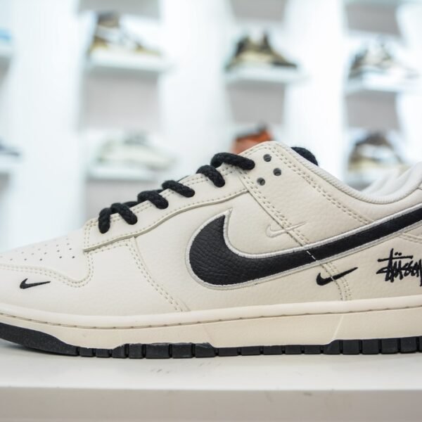 NK SB Dunk Low x Stussy - Sneakers