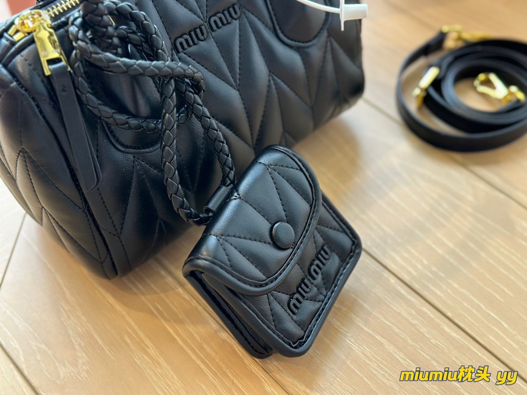 MIU Wander Matelassé Black Leather - Bag - Image 4