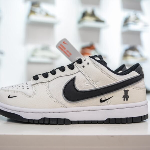 NK SB Dunk Low x Medicom Toy Bearbrick - Sneakers