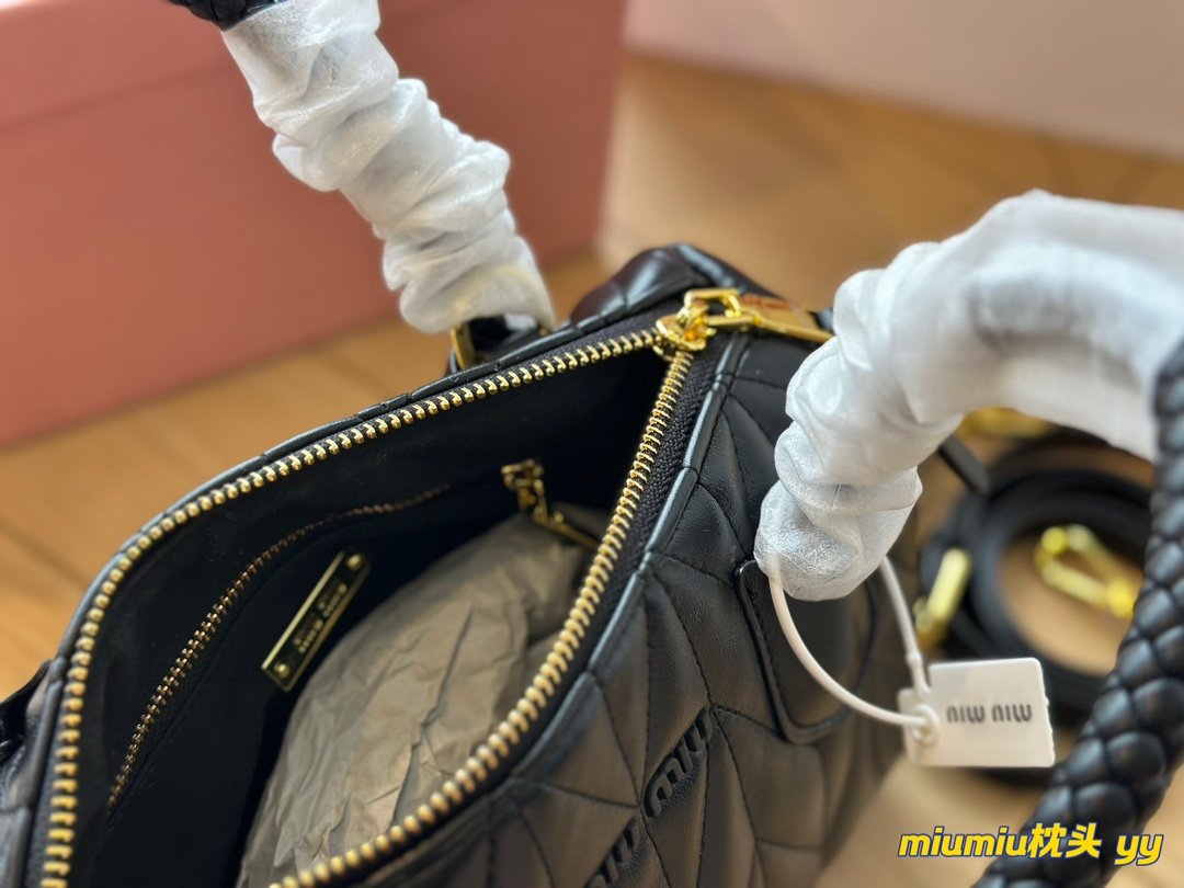 MIU Wander Matelassé Black Leather - Bag - Image 7