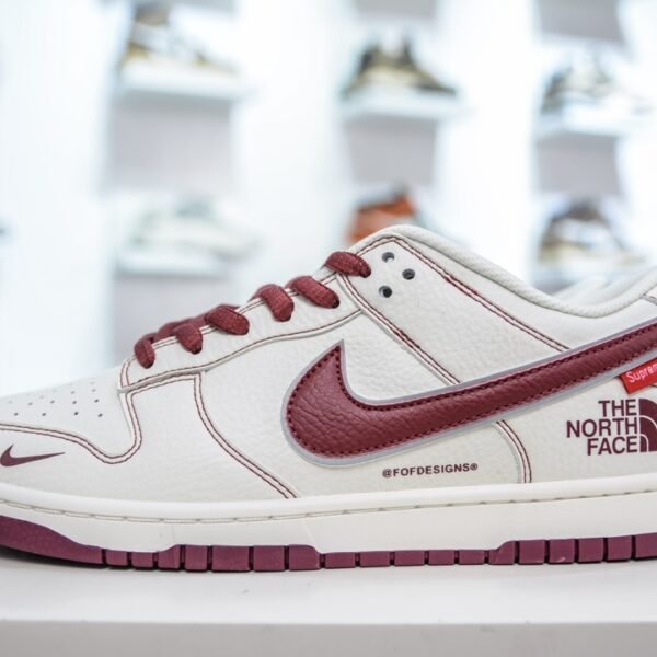 NK Dunk Low Supreme x TNF - Sneakers