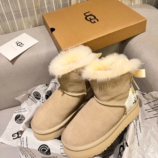 UGG Classic Short II Graphic - Boots
