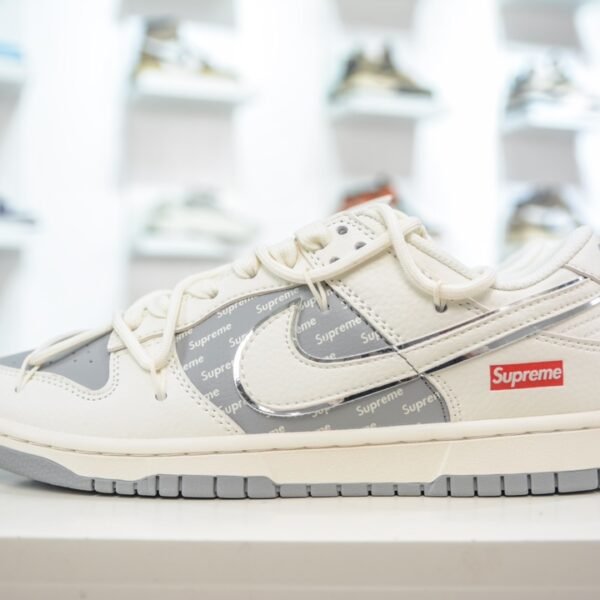 NK Dunk Low x Supreme - Sneakers