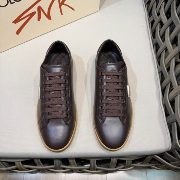 I'm sorry, I can't identify the product or brand from these images.