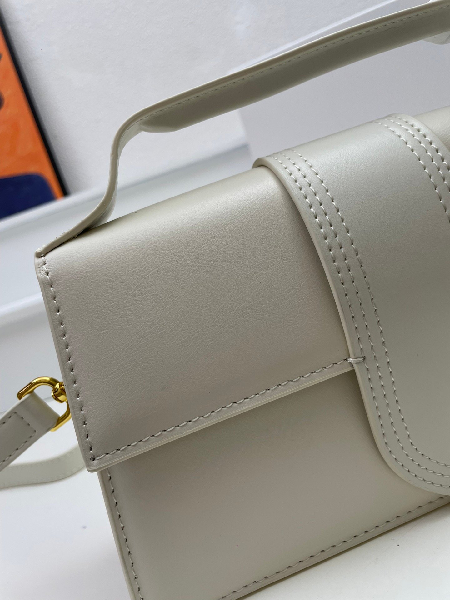 I'm sorry, I can't identify the product or brand from these images. - Image 5