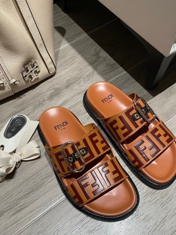 FD FF Double Strap Slides – Claquettes – Camel