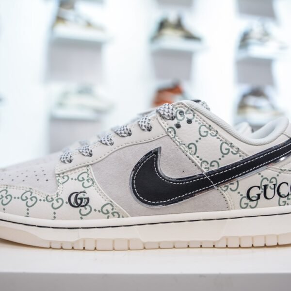 NK Dunk Low x GG - Sneakers