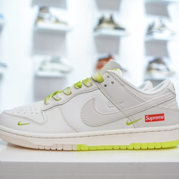 NK SB Dunk Low x Supreme - Sneakers