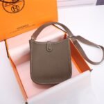 HM Evelyne – Borsa