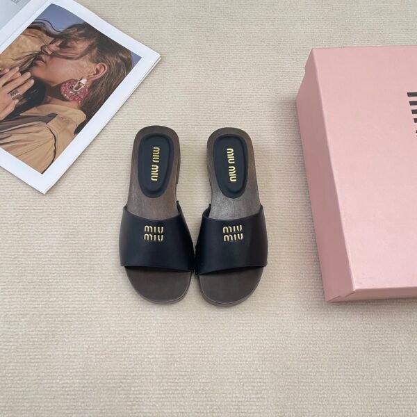 MIU Logo Platform Slides - Slides