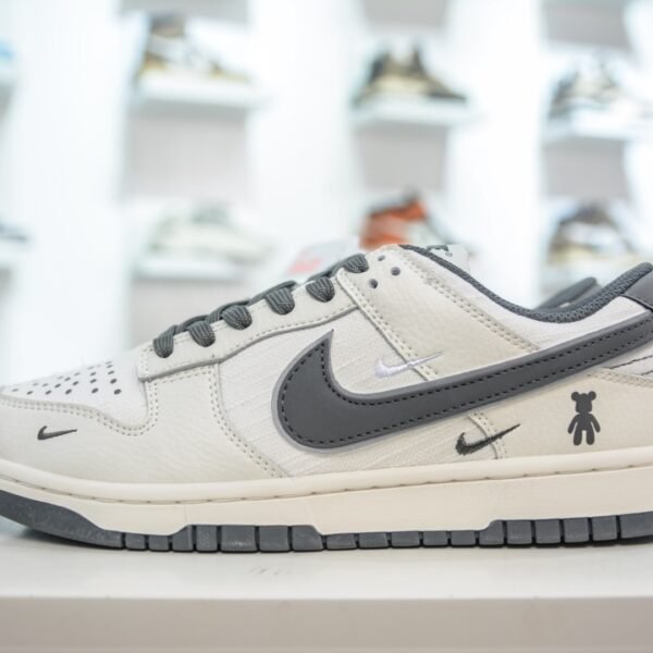 NK Dunk Low Bearbrick - Sneakers