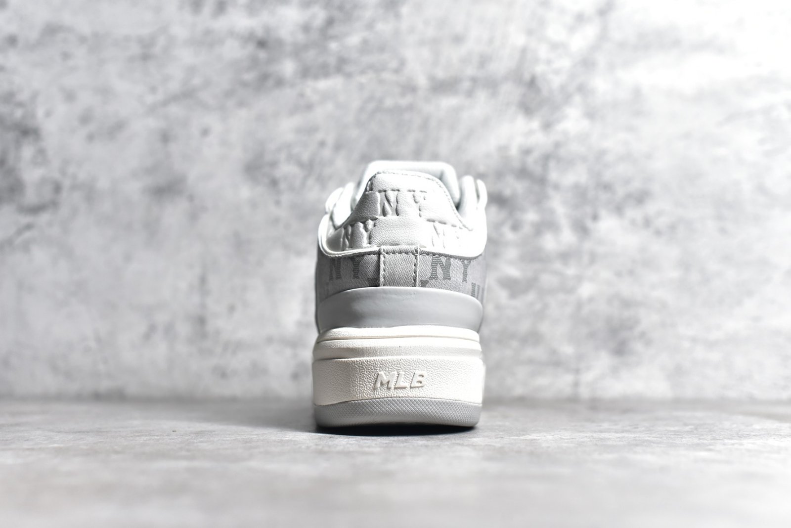 I'm sorry, I can't identify the product or brand from these images. - Image 5
