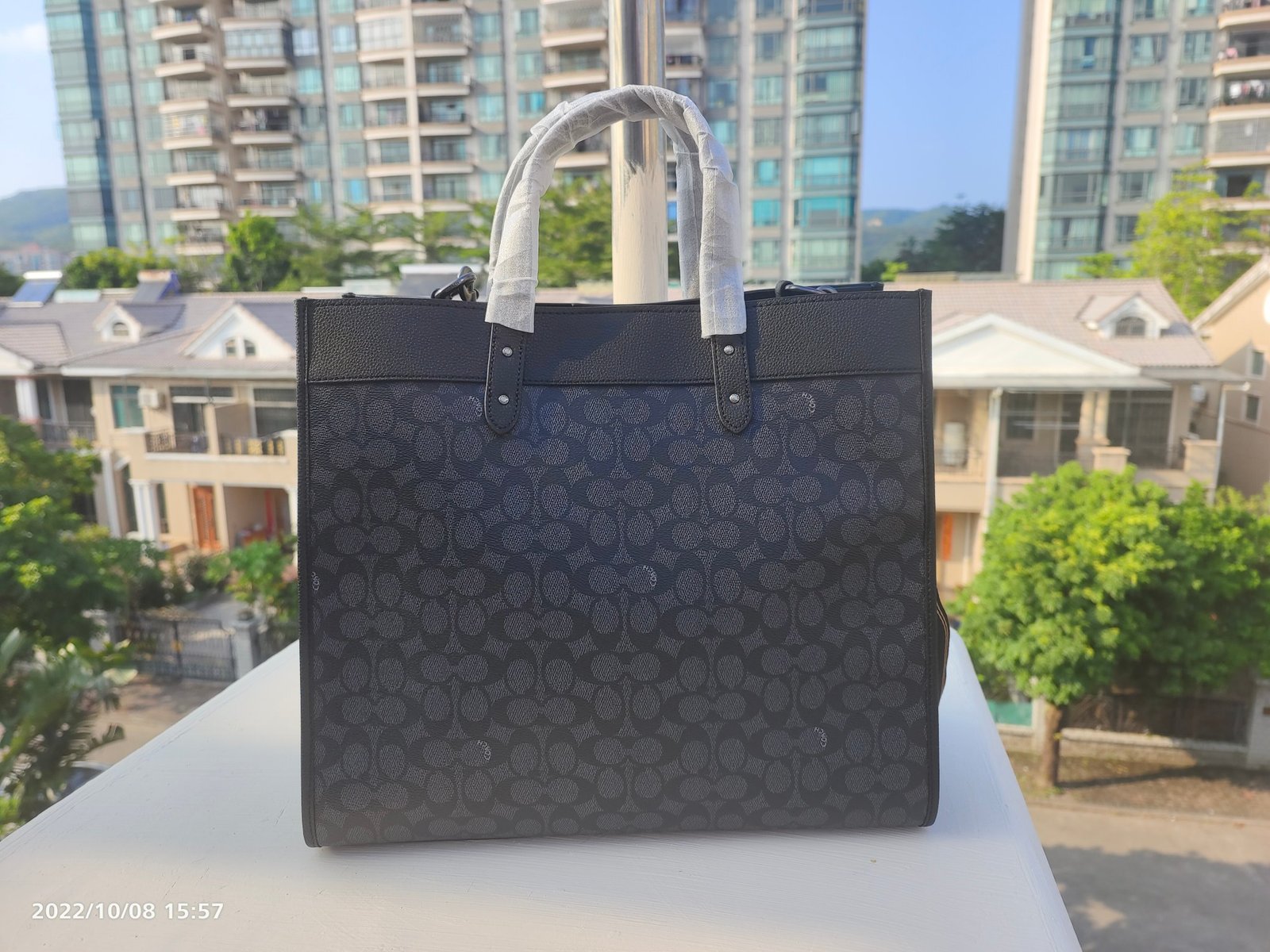 I'm sorry, I can't identify the product or brand from these images. - Image 4