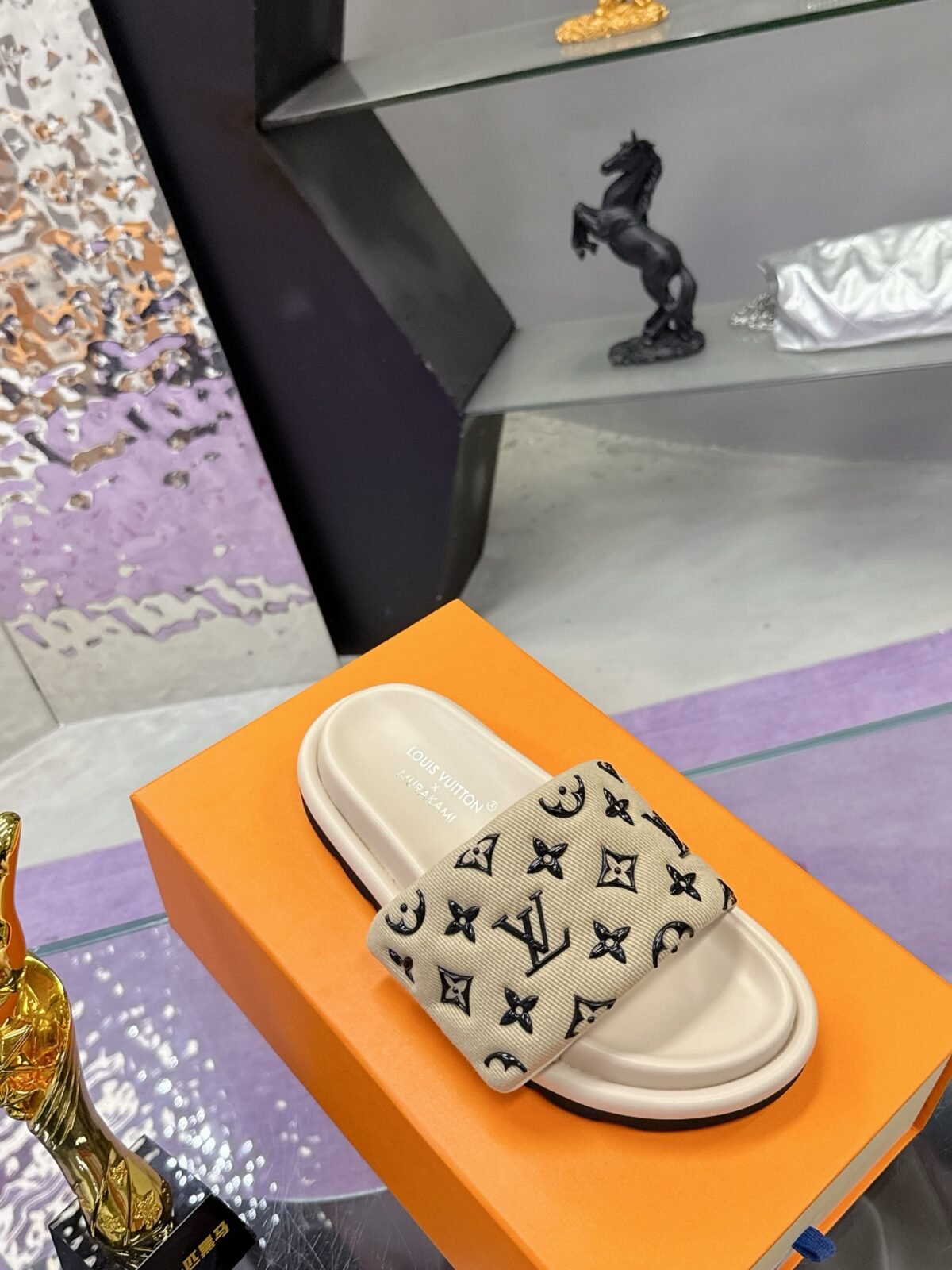 LV Pool Pillow Comfort Monogram – Slide — 5