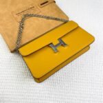 HM Constance – Borsa