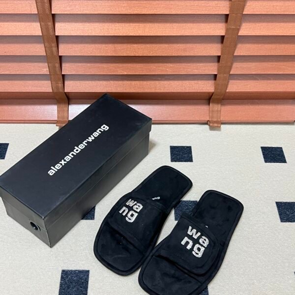 I can't identify the brand from the images provided.