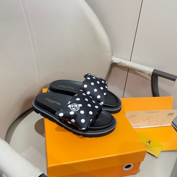 LV Pool Pillow Comfort - Slides