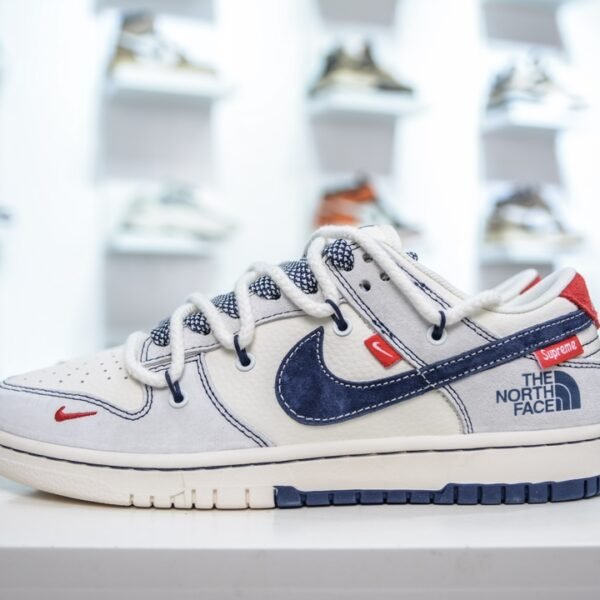 NK Dunk Low x Supreme x TNF - Sneakers