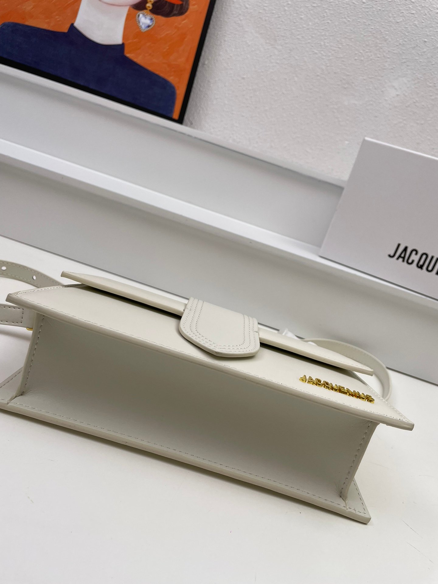 I'm sorry, I can't identify the product or brand from these images. - Image 7