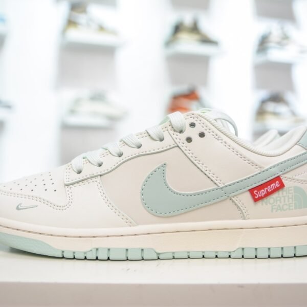NK Dunk Low x Supreme x TNF - Sneakers