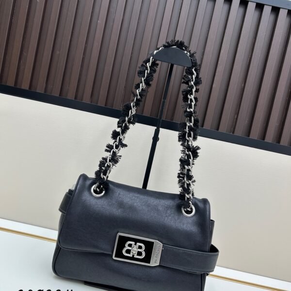 BAL The MODU FLAP CHAIN BAG is a cool, high-end commuti