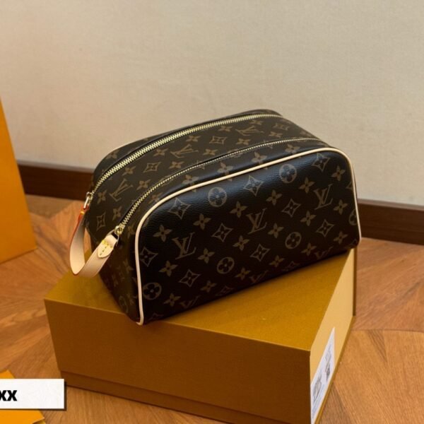 LV Toiletry Pouch 26 Monogram - Bag