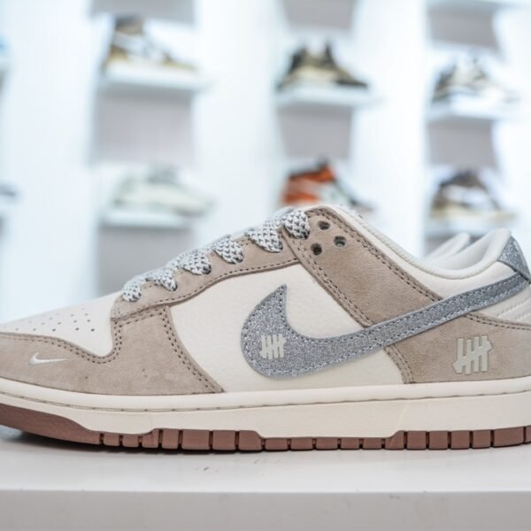 NK Dunk Low x UNDEFEATED - Sneakers