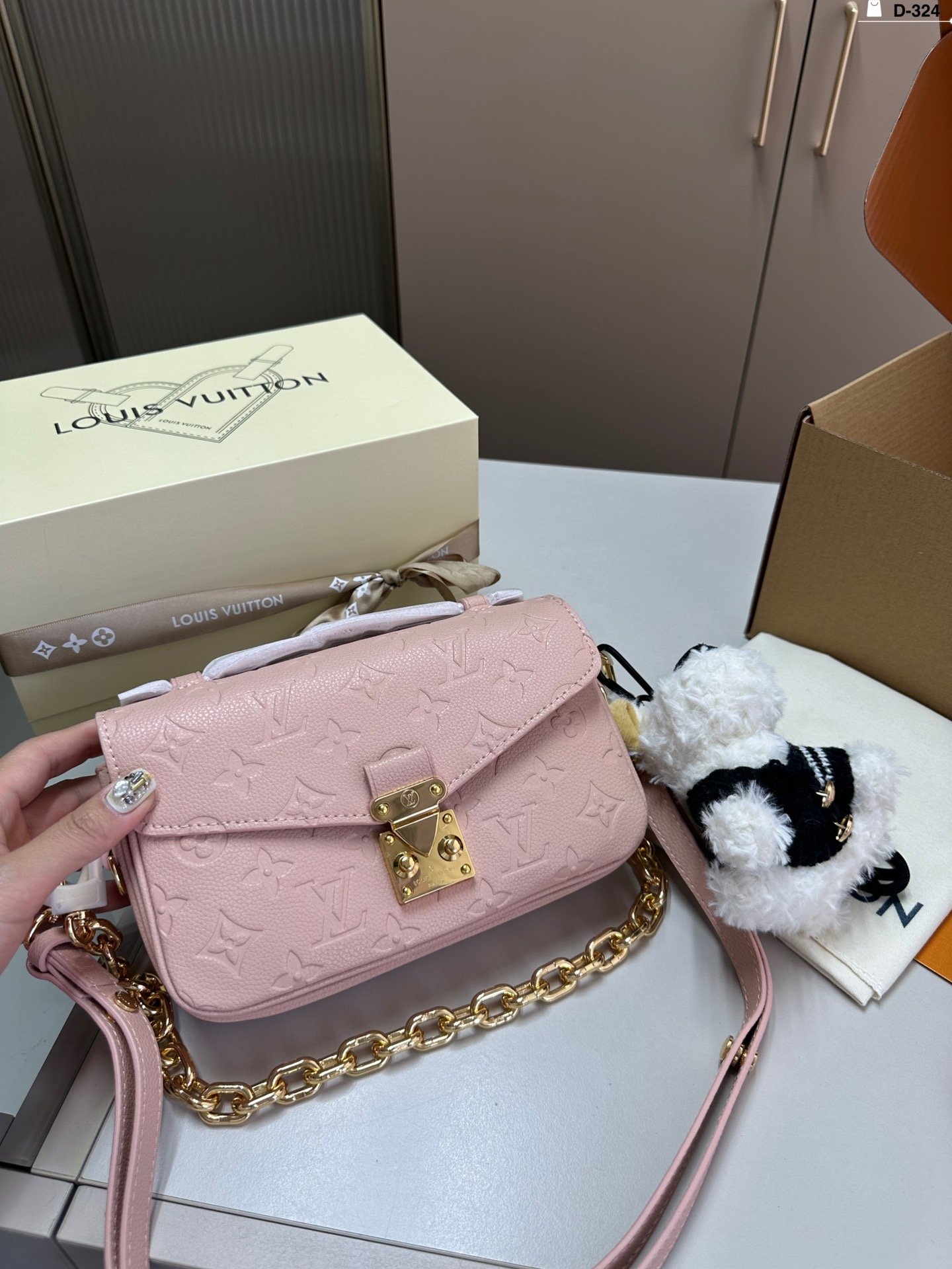 LV Pochette Métis Monogram Empreinte Leather - Bag
