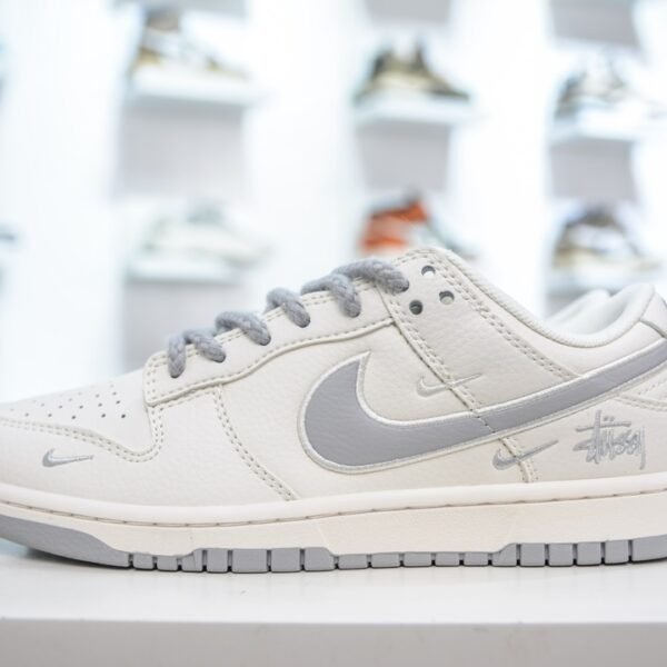 NK Dunk Low x Stussy - Sneakers