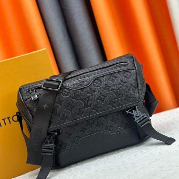 LV Voyager Messenger - Bag